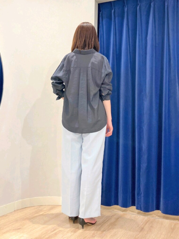 ブルー系のその他パンツ、ホワイト系のキャミソール、グレー系のシャツ/ブラウスを着用したレディースの春コーディネートの6枚目の写真