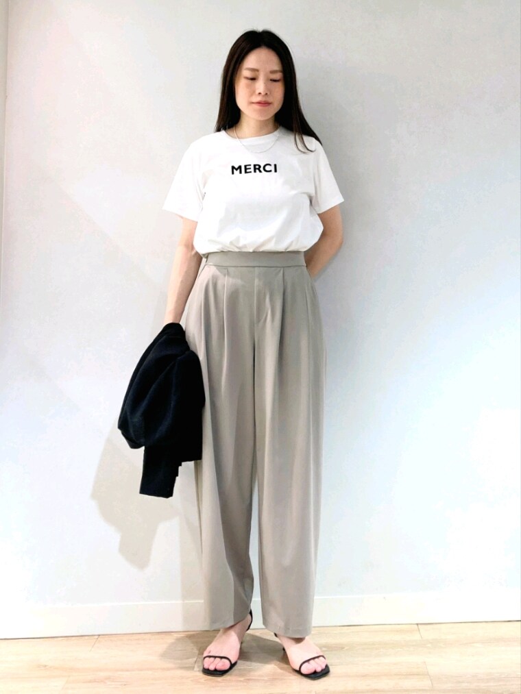 ホワイト系のTシャツ/カットソー、ブラック系のテーラードジャケット、ベージュ系のその他パンツを着用したレディースの夏コーディネートの6枚目の写真