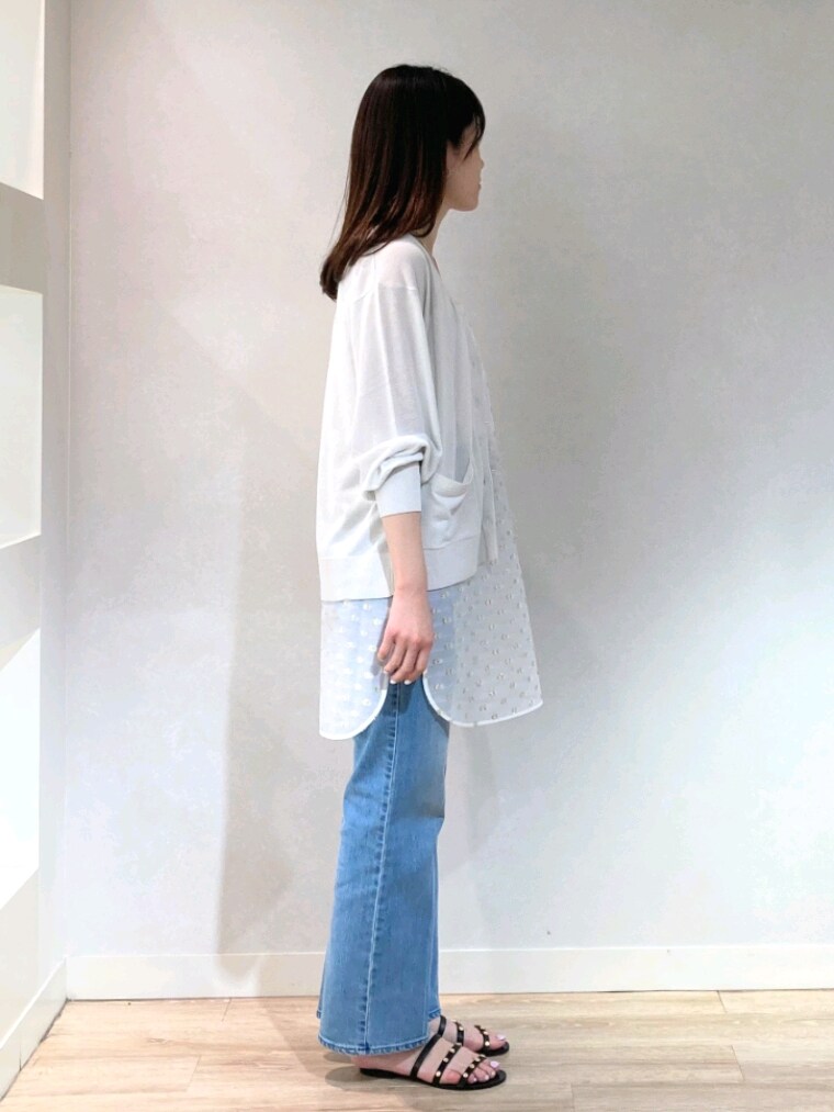 ブルー系のデニムパンツ、ホワイト系のシャツ/ブラウス、ホワイト系のタンクトップを着用したレディースの春コーディネートの3枚目の写真