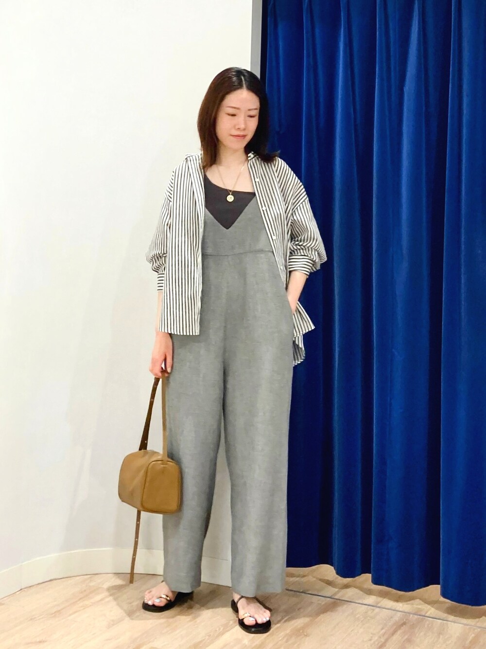 ブラウン系のシャツ/ブラウス、グレー系のつなぎ/オールインワン、ゴールド系のサンダルを着用したレディースの夏コーディネートの8枚目の写真