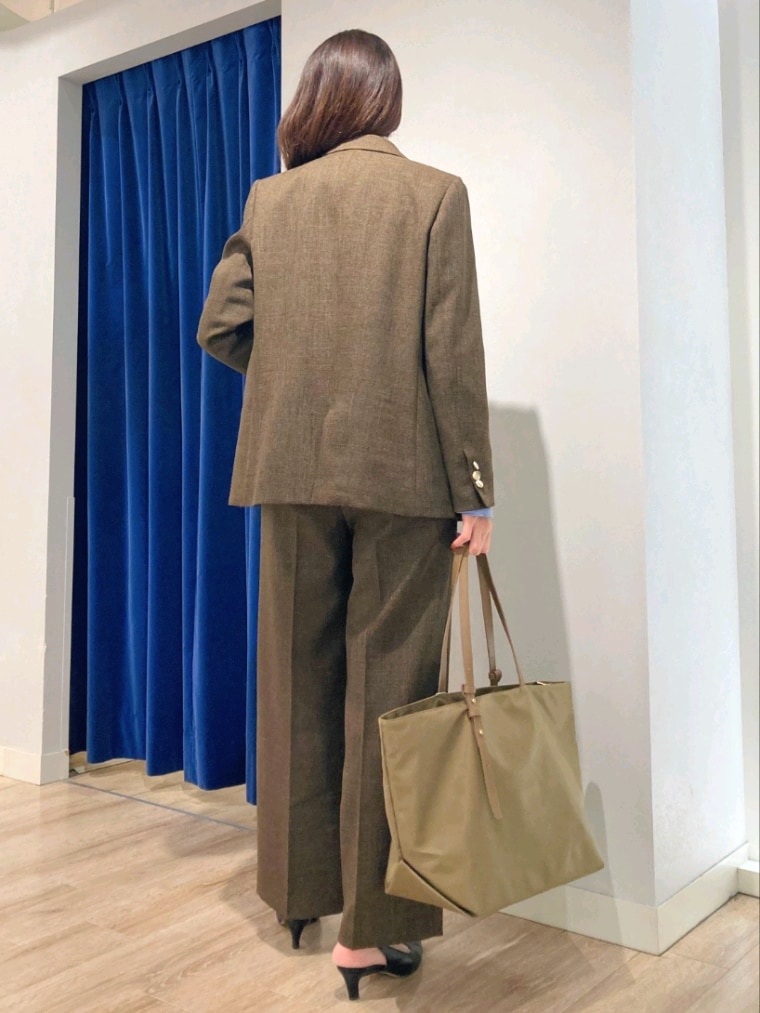 ブラウン系のテーラードジャケット、ブルー系のシャツ/ブラウス、ブラウン系のその他パンツを着用したレディースの秋コーディネートの6枚目の写真