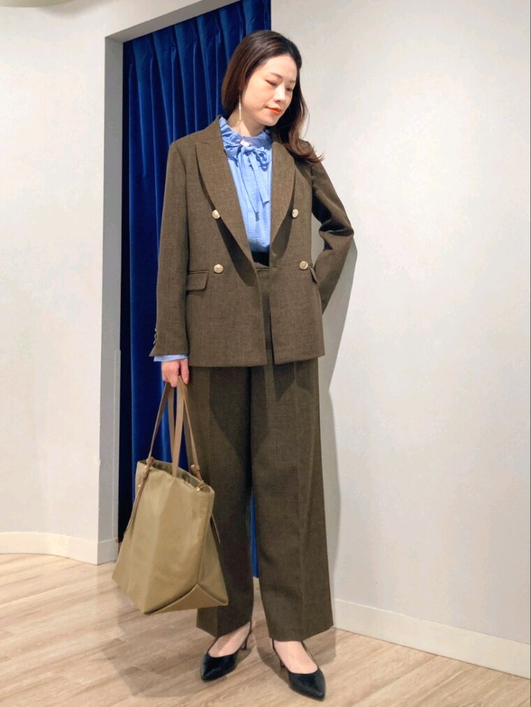 ブラウン系のテーラードジャケット、ブルー系のシャツ/ブラウス、ブラウン系のその他パンツを着用したレディースの秋コーディネートの2枚目の写真
