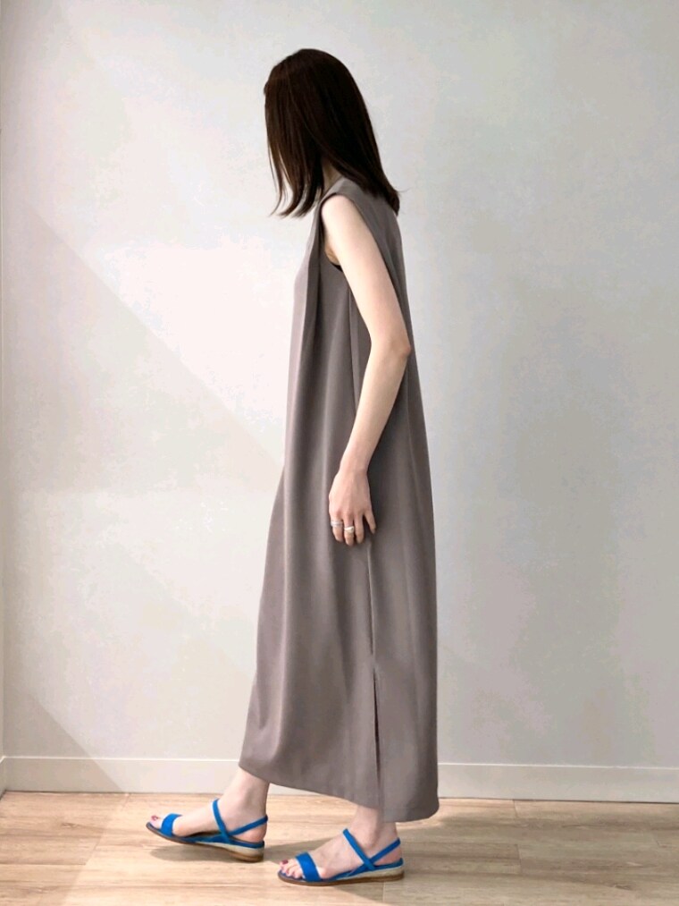 グリーン系のワンピース、ブラック系のトートバッグ、ブルー系のサンダルを着用したレディースの夏コーディネートの3枚目の写真