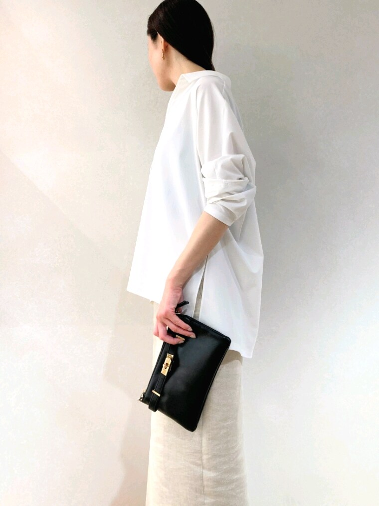 ホワイト系のシャツ/ブラウス、ブラック系のタンクトップ、ブラック系のショルダーバッグを着用したレディースの夏コーディネートの7枚目の写真