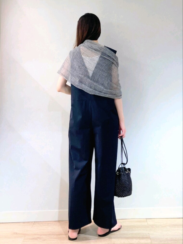 ブラック系のつなぎ/オールインワン、ブラック系のバッグ、ブラック系のサンダルを着用したレディースの夏コーディネートの5枚目の写真