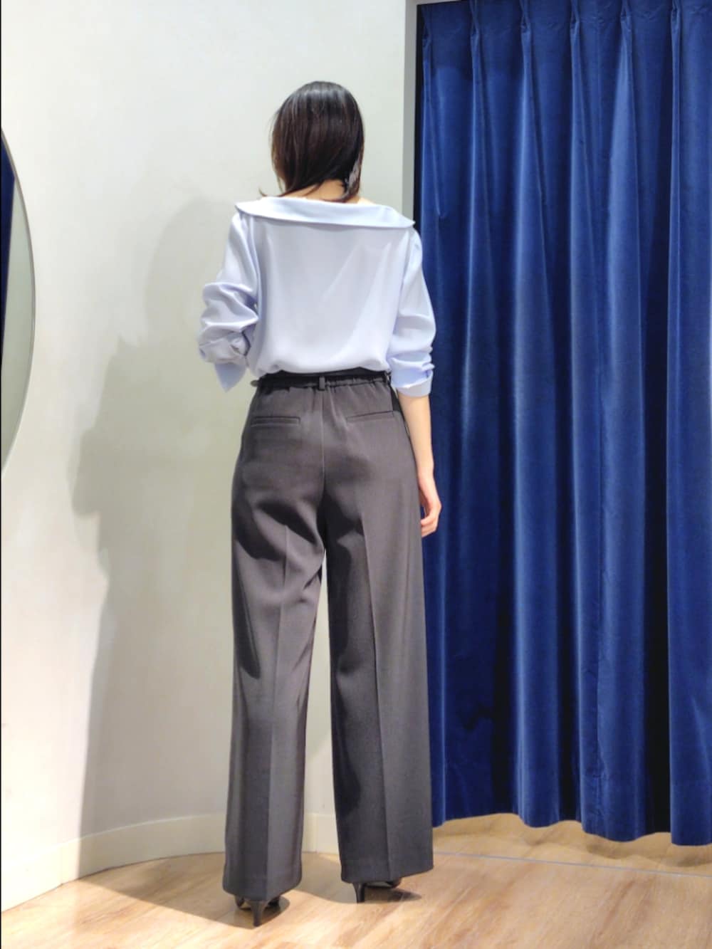 ブルー系のシャツ/ブラウス、グリーン系のその他パンツ、ブラック系のベルトを着用したレディースの秋コーディネートの7枚目の写真