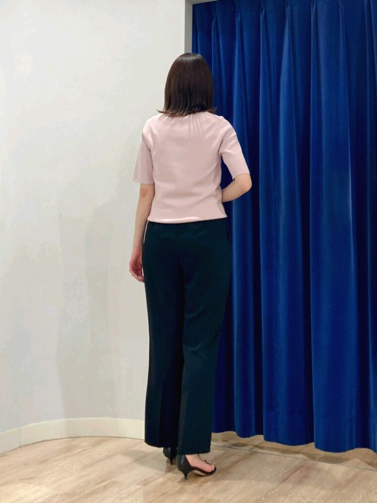 ブラック系のその他パンツ、グレー系のテーラードジャケット、ピンク系のニット/セーターを着用したレディースの春コーディネートの8枚目の写真