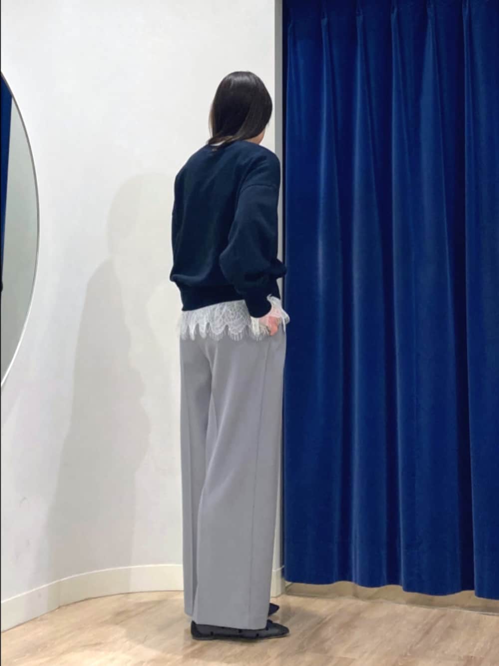 グレー系のその他パンツ、ブルー系のスウェット、グレー系のTシャツ/カットソーを着用したレディースの冬コーディネートの6枚目の写真