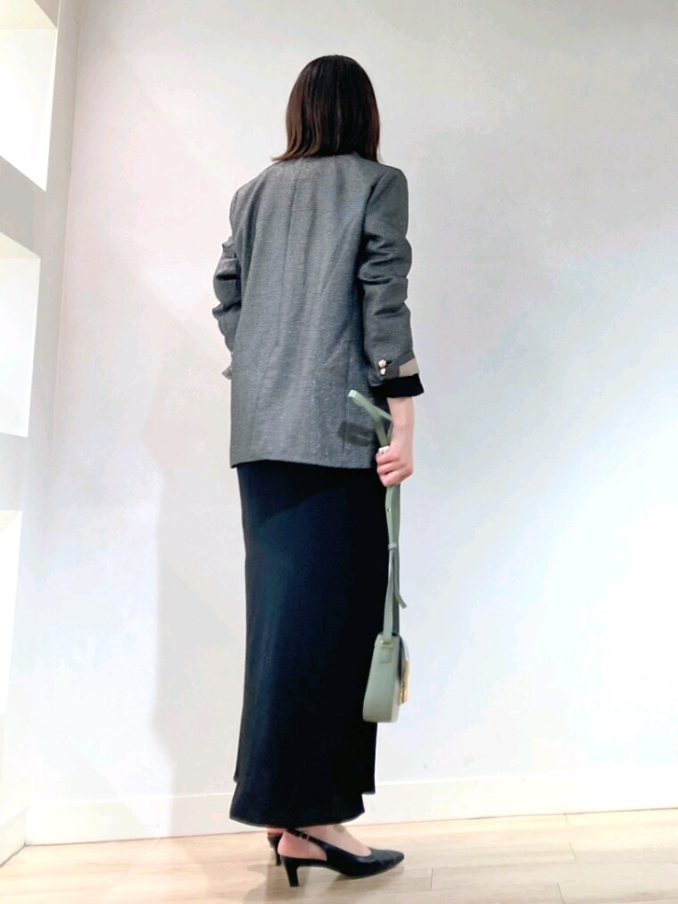 ブラック系のテーラードジャケット、ブラック系のシャツ/ブラウス、ブラック系のタンクトップを着用したレディースの秋コーディネートの4枚目の写真