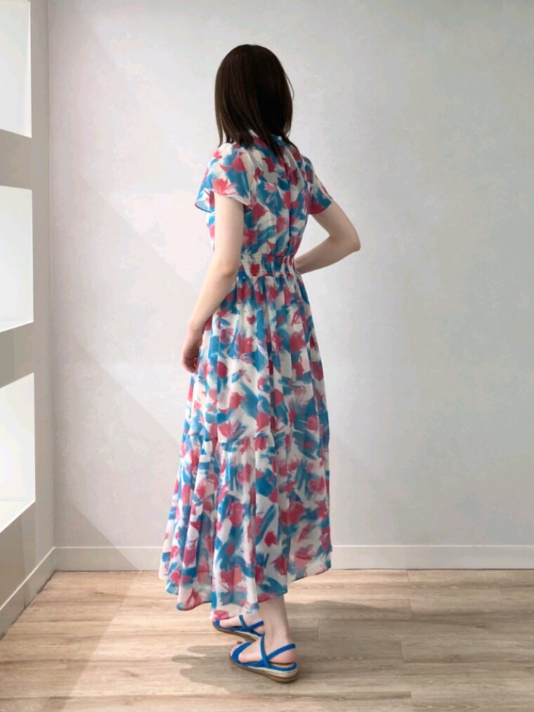 ブルー系のサンダル、グリーン系のワンピースを着用したレディースの夏コーディネートの5枚目の写真