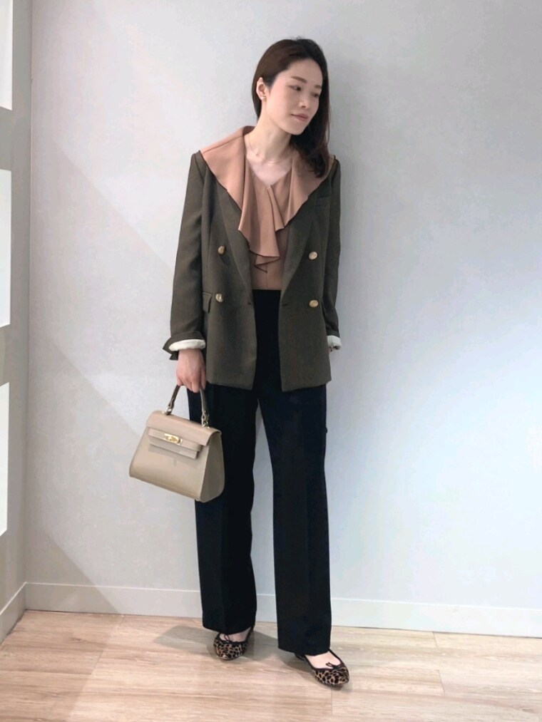 ブラウン系のテーラードジャケット、ブラック系のその他パンツ、ベージュ系のショルダーバッグを着用したレディースの秋コーディネートの2枚目の写真