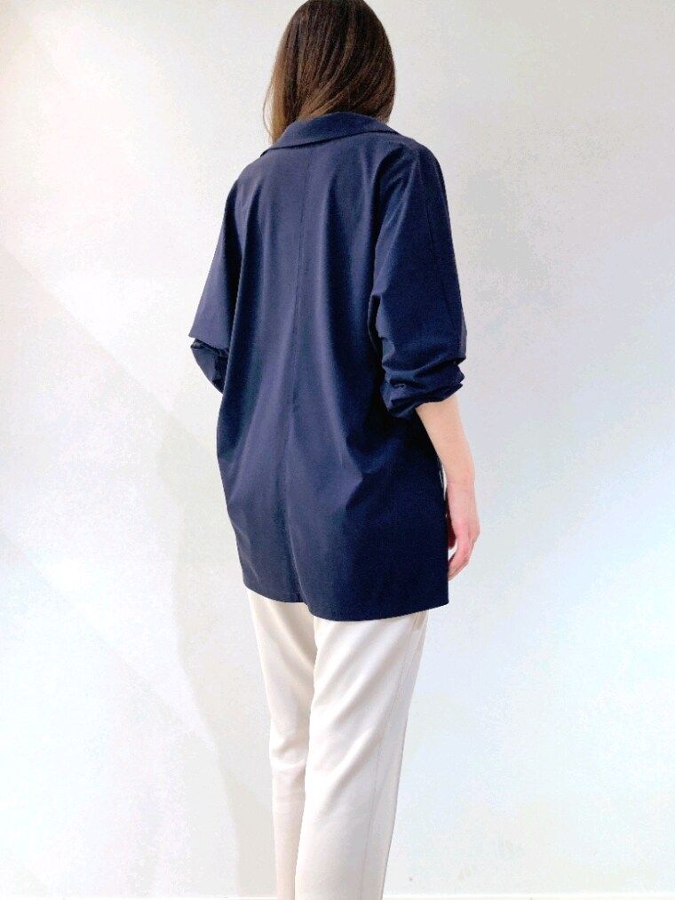 ブルー系のシャツ/ブラウス、ブラック系のかごバッグ、ベージュ系のその他パンツを着用したレディースの夏コーディネートの9枚目の写真