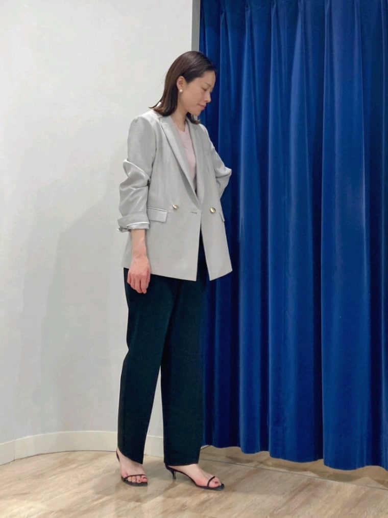 ブラック系のその他パンツ、グレー系のテーラードジャケット、ピンク系のニット/セーターを着用したレディースの春コーディネートの2枚目の写真