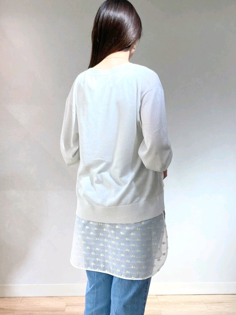 ブルー系のデニムパンツ、ホワイト系のシャツ/ブラウス、ホワイト系のタンクトップを着用したレディースの春コーディネートの6枚目の写真