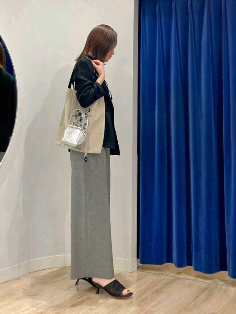 ブラック系のテーラードジャケット、グリーン系のキャミソール、グレー系のつなぎ/オールインワンを着用したレディースの春コーディネートの8枚目の写真