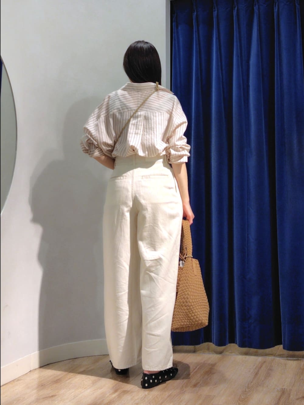 ブルー系のシャツ/ブラウス、ホワイト系のその他パンツ、ブラウン系のショルダーバッグを着用したレディースの春コーディネートの5枚目の写真