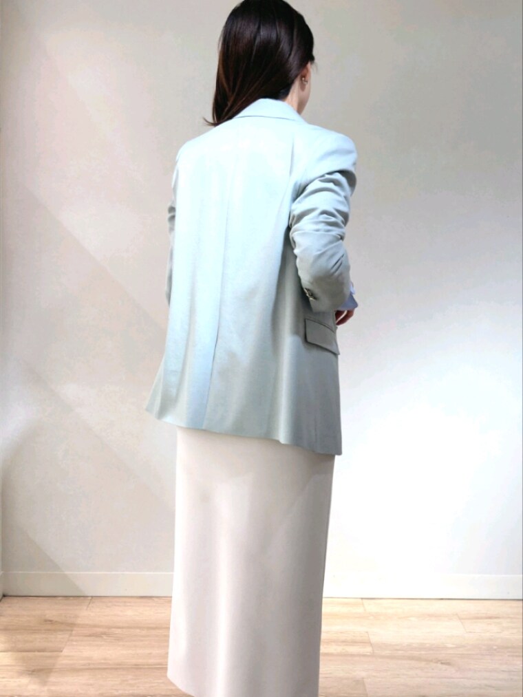 グレー系のテーラードジャケット、ホワイト系のシャツ/ブラウス、グレー系のその他パンツを着用したレディースの春コーディネートの8枚目の写真