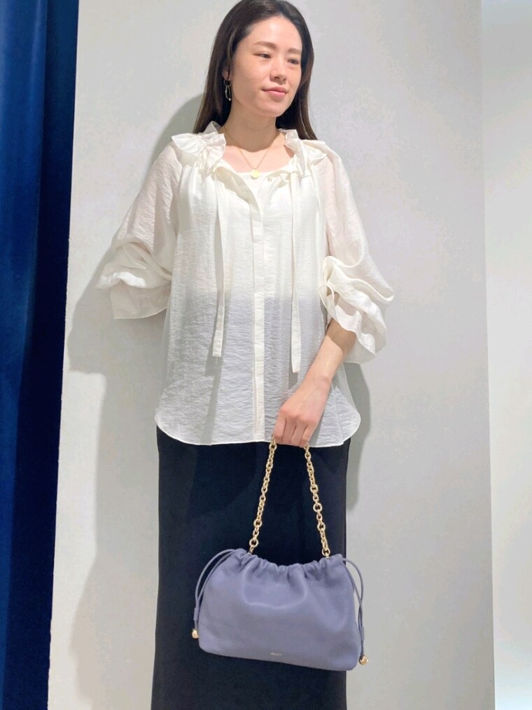 ホワイト系のタンクトップ、ホワイト系のシャツ/ブラウス、ブラック系のスカートを着用したレディースの夏コーディネートの8枚目の写真