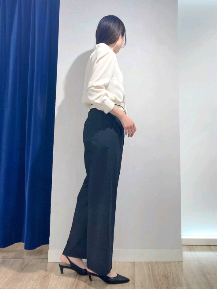 ホワイト系のシャツ/ブラウス、グレー系のその他パンツ、ブラック系のパンプスを着用したレディースの秋コーディネートの2枚目の写真