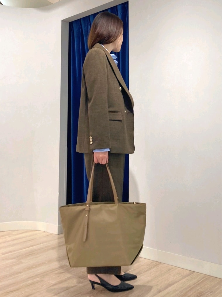 ブラウン系のテーラードジャケット、ブルー系のシャツ/ブラウス、ブラウン系のその他パンツを着用したレディースの秋コーディネートの3枚目の写真