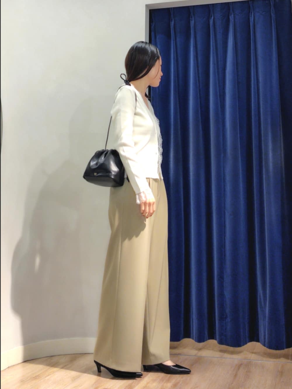 ホワイト系のカーディガン/ボレロ、ブラック系のショルダーバッグ、グリーン系のその他パンツを着用したレディースの秋コーディネートの5枚目の写真