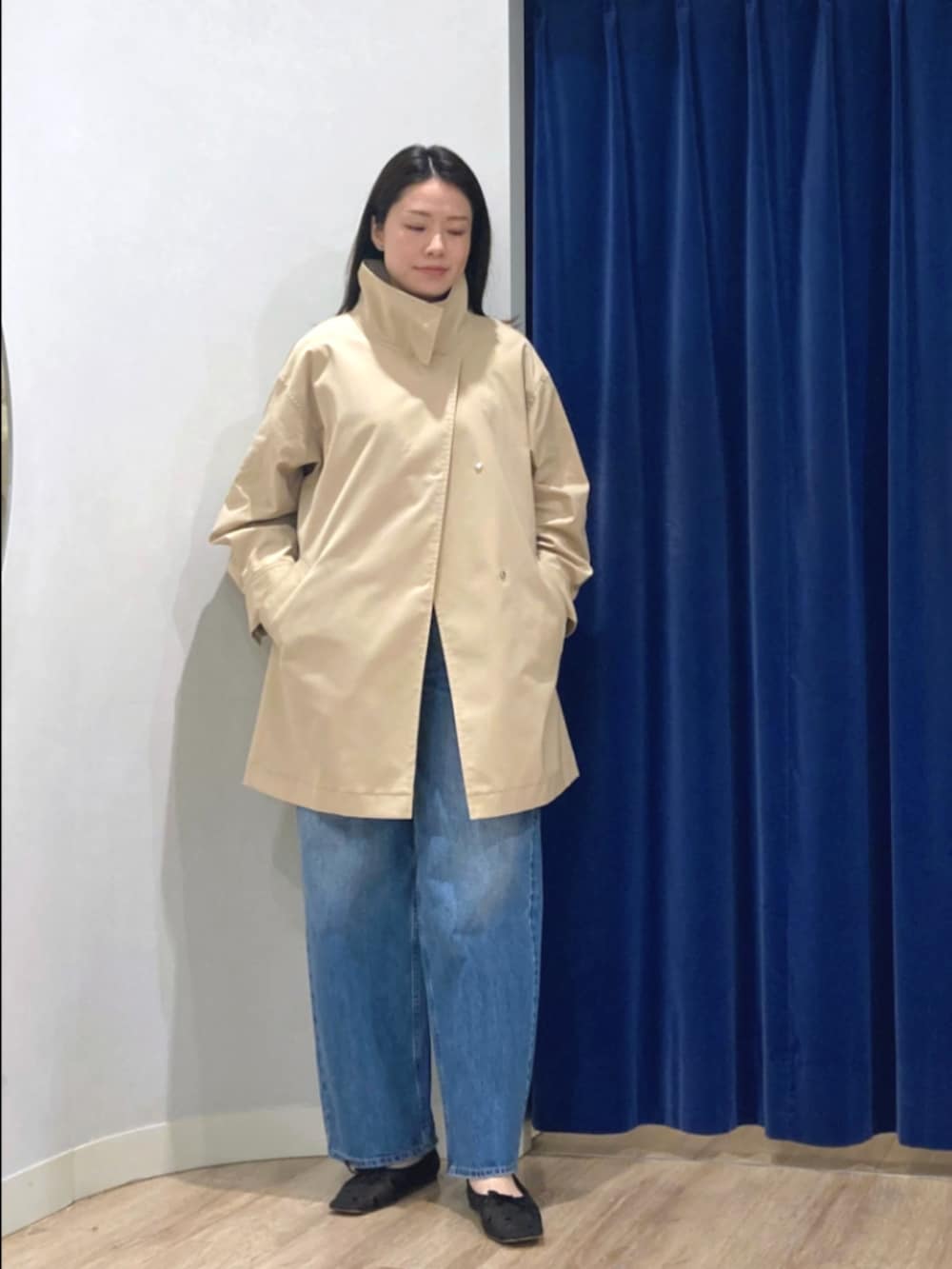 ベージュ系のその他アウター、ベージュ系のカーディガン/ボレロ、ブルー系のデニムパンツを着用したレディースの冬コーディネートの5枚目の写真