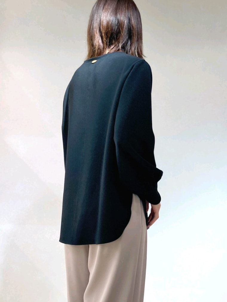 ブラック系のシャツ/ブラウス、ベージュ系のその他パンツ、グレー系のショルダーバッグを着用したレディースの秋コーディネートの9枚目の写真