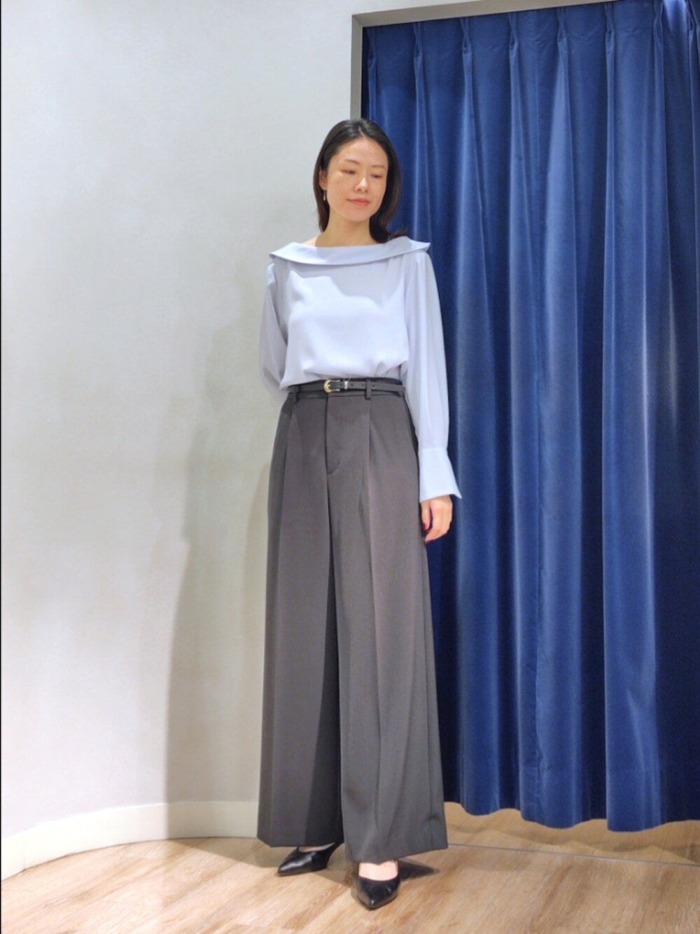 ブルー系のシャツ/ブラウス、グリーン系のその他パンツ、ブラック系のベルトを着用したレディースの秋コーディネートの3枚目の写真