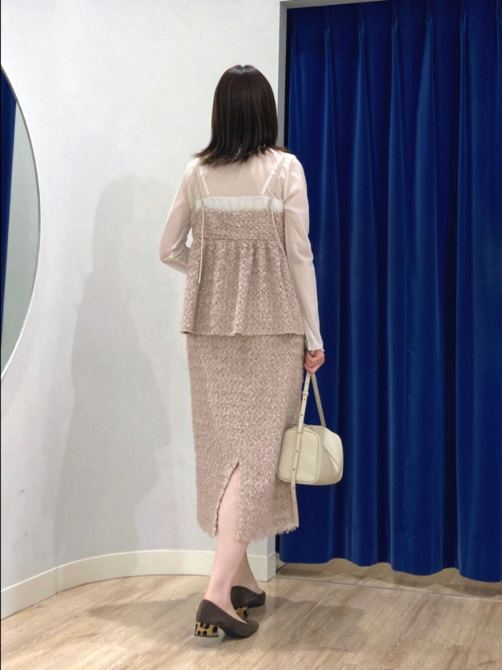 イエロー系のその他アウター、ホワイト系のTシャツ/カットソー、ベージュ系のキャミソールを着用したレディースの秋コーディネートの10枚目の写真