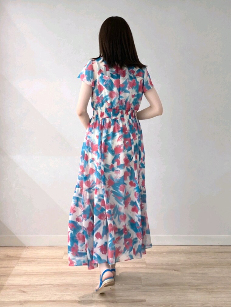 ブルー系のサンダル、グリーン系のワンピースを着用したレディースの夏コーディネートの6枚目の写真