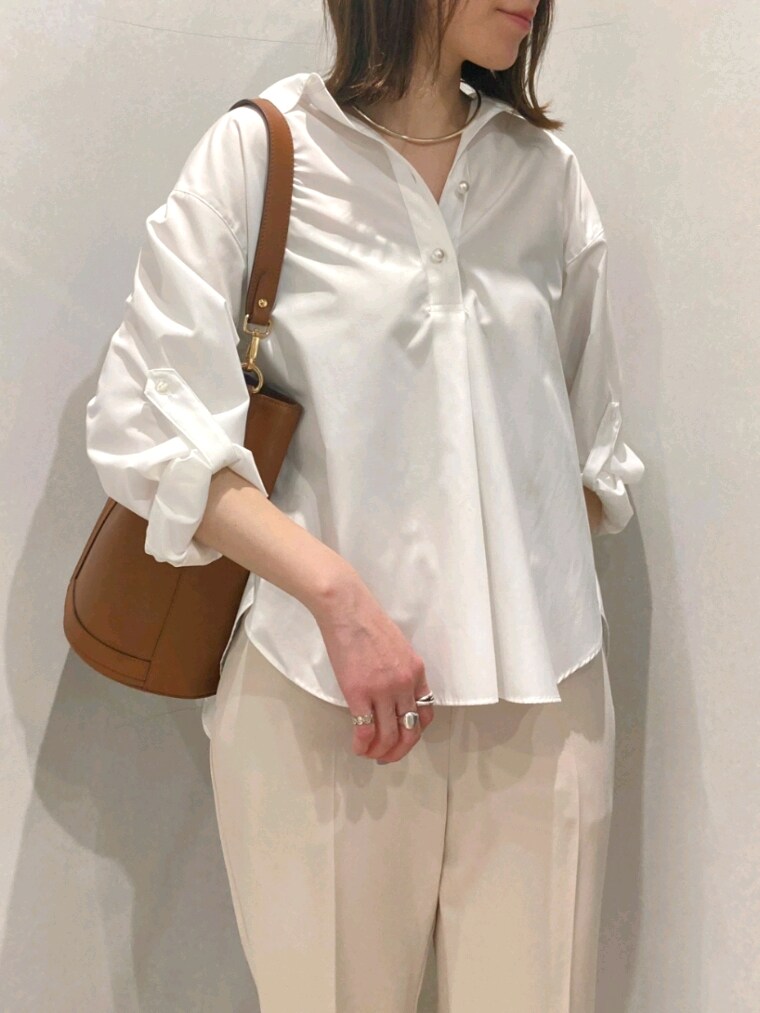 ホワイト系のシャツ/ブラウス、ベージュ系のその他パンツ、ブラウン系のショルダーバッグを着用したレディースの春コーディネートの8枚目の写真