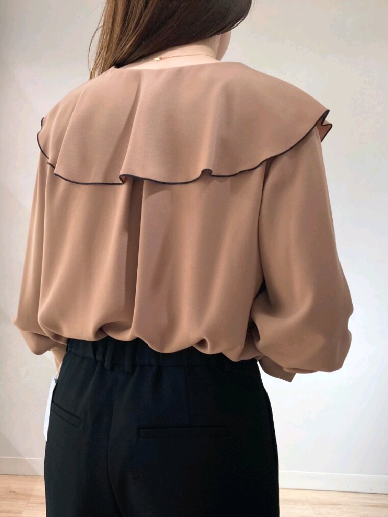 ブラウン系のテーラードジャケット、ブラック系のその他パンツ、ベージュ系のショルダーバッグを着用したレディースの秋コーディネートの10枚目の写真