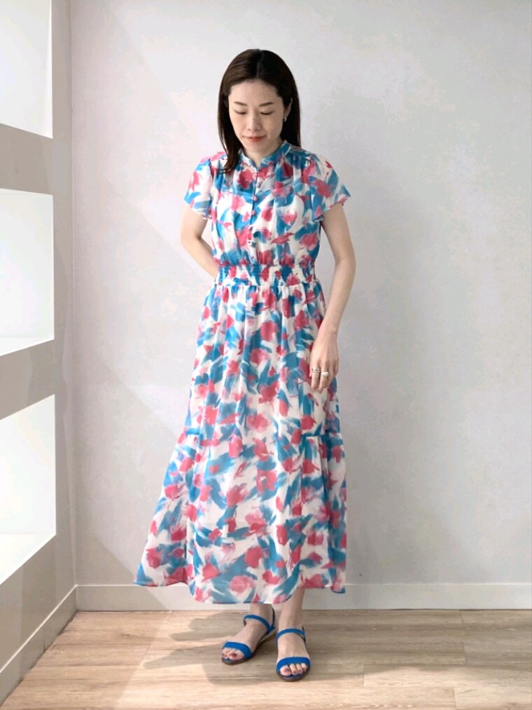 ブルー系のサンダル、グリーン系のワンピースを着用したレディースの夏コーディネートの3枚目の写真