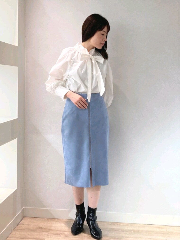 ホワイト系のシャツ/ブラウス、グレー系のカーディガン/ボレロ、ブルー系のスカートを着用したレディースの秋コーディネートの7枚目の写真