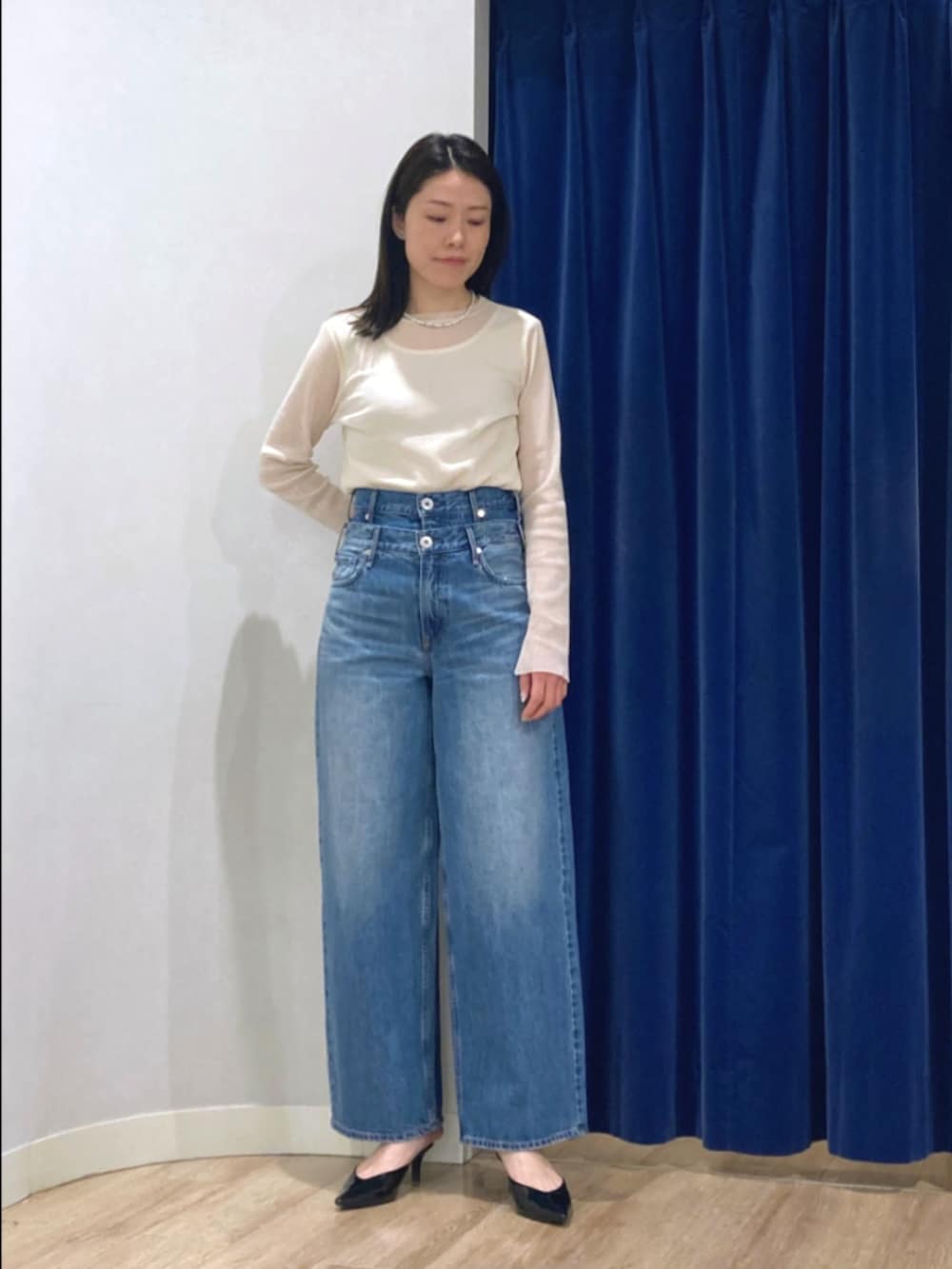 グリーン系のノーカラージャケット、ホワイト系のTシャツ/カットソー、ブルー系のデニムパンツを着用したレディースの冬コーディネートの8枚目の写真