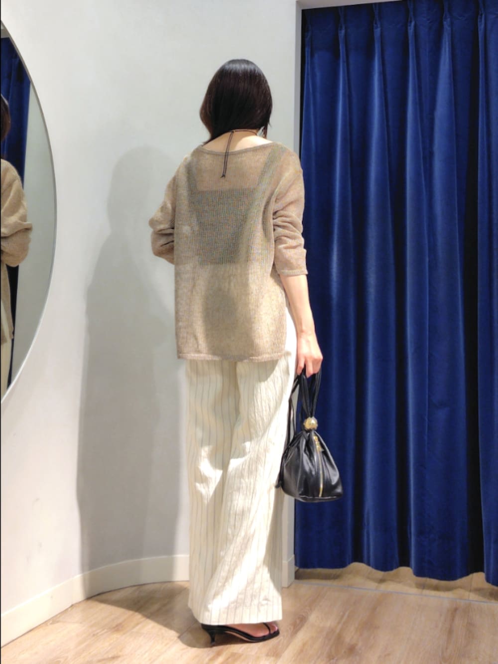 ブラック系のショルダーバッグ、ホワイト系のその他パンツ、ブラウン系のニット/セーターを着用したレディースの夏コーディネートの5枚目の写真