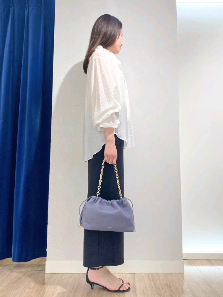 ホワイト系のタンクトップ、ホワイト系のシャツ/ブラウス、ブラック系のスカートを着用したレディースの夏コーディネートの3枚目の写真