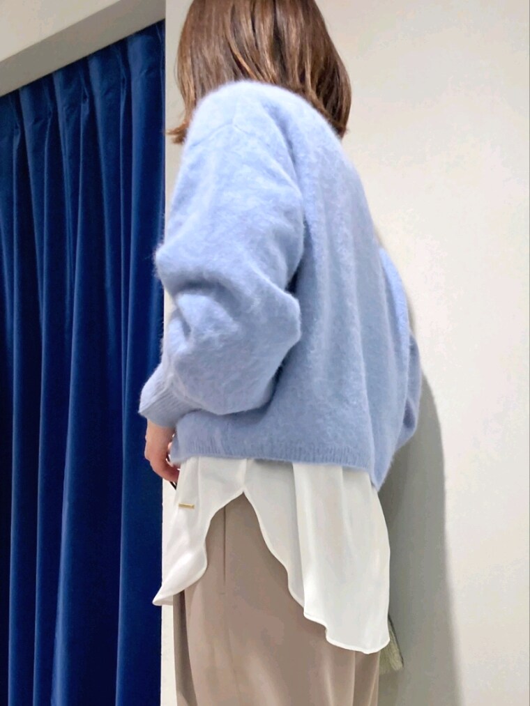 ブルー系のニット/セーター、ホワイト系のシャツ/ブラウス、ベージュ系のその他パンツを着用したレディースの秋コーディネートの6枚目の写真