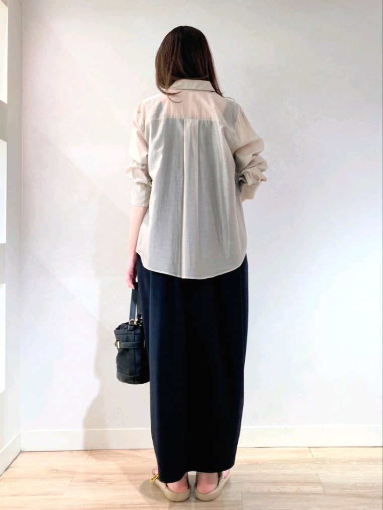 ベージュ系のサンダル、ブラック系のショルダーバッグ、ブラック系のワンピースを着用したレディースの夏コーディネートの6枚目の写真