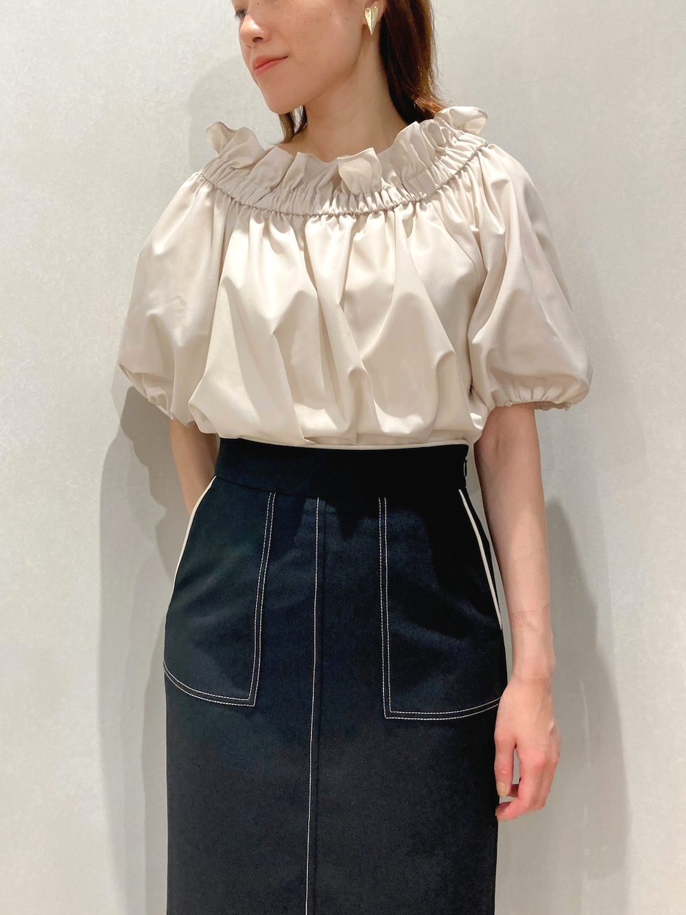 ブラック系のスカート、ベージュ系のシャツ/ブラウス、ベージュ系のショルダーバッグを着用したレディースの夏コーディネートの8枚目の写真