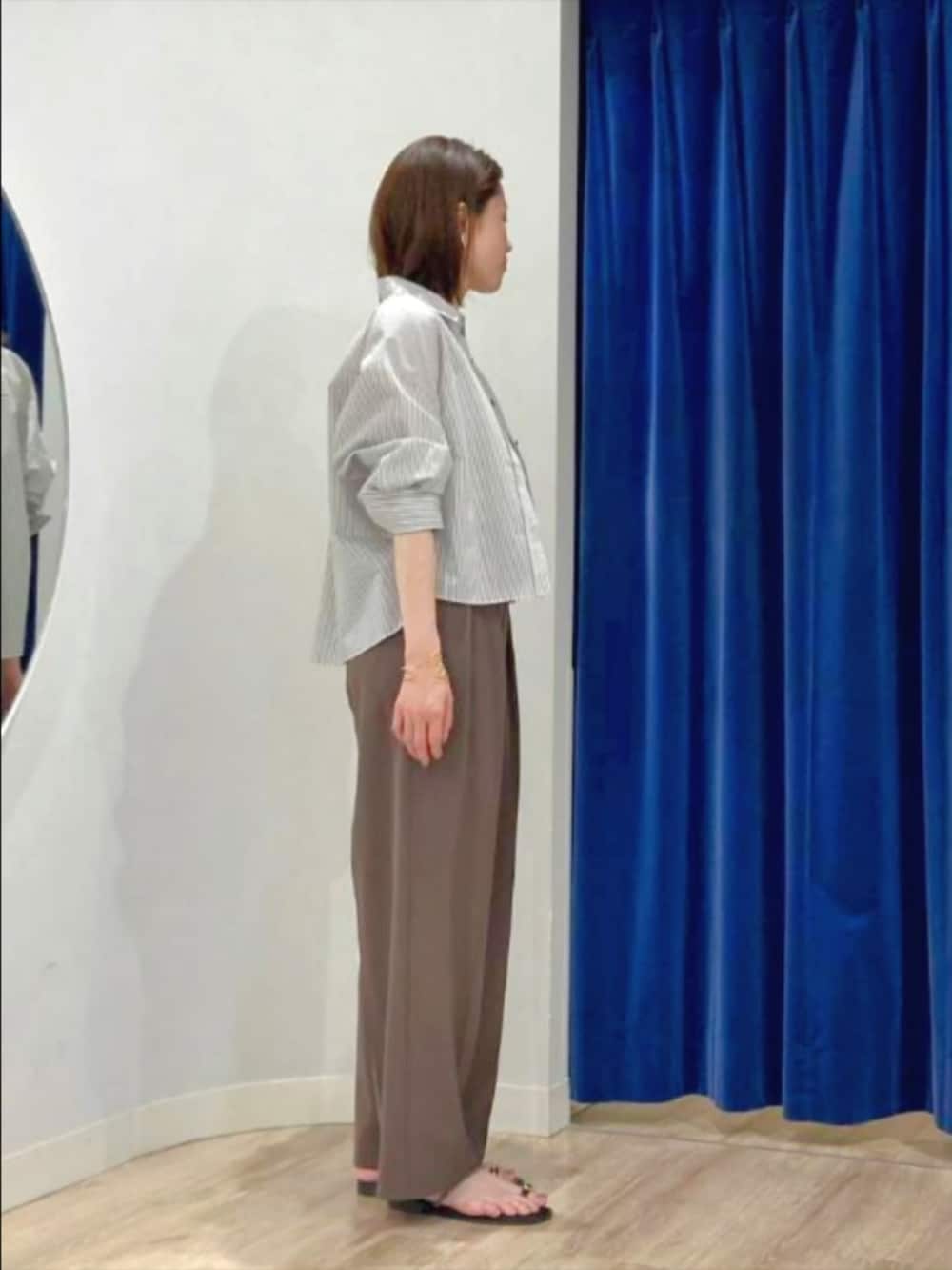 ブラウン系のその他パンツ、ゴールド系のサンダル、ベージュ系のシャツ/ブラウスを着用したレディースの夏コーディネートの4枚目の写真