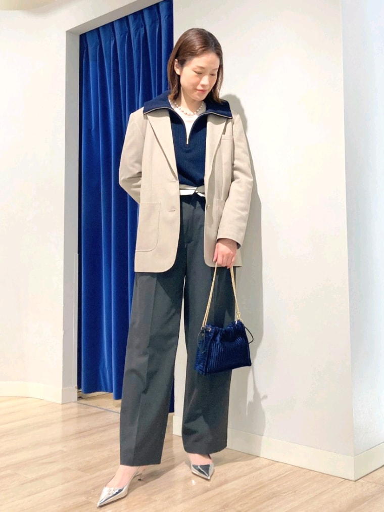 グレー系のその他パンツ、ブルー系のニット/セーター、ホワイト系のTシャツ/カットソーを着用したレディースの秋コーディネートの9枚目の写真