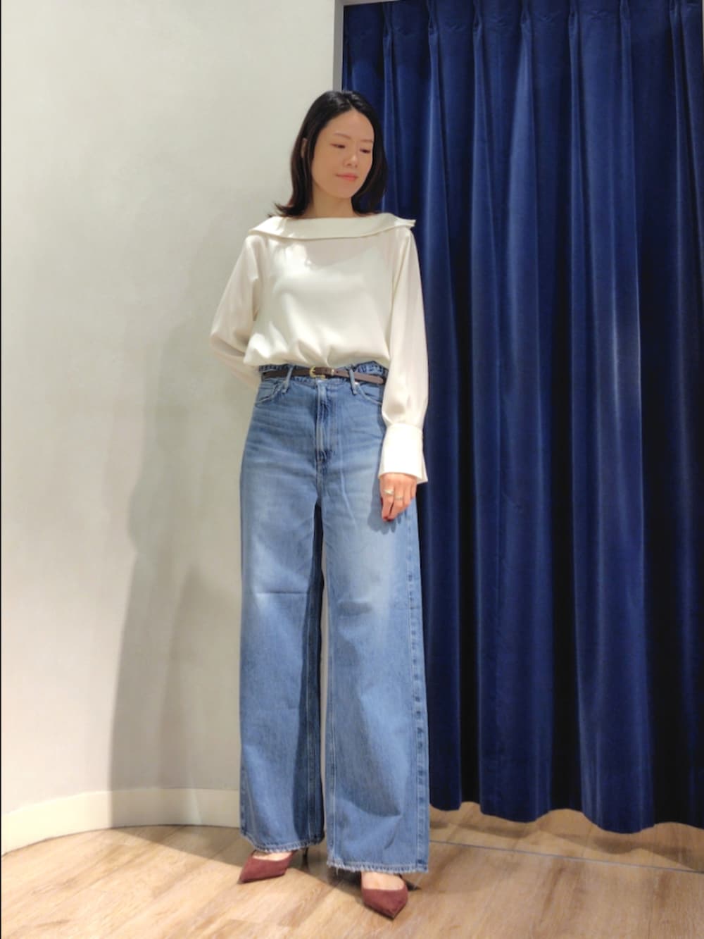 ブルー系のシャツ/ブラウス、イエロー系のブルゾン、ブルー系のデニムパンツを着用したレディースの秋コーディネートの2枚目の写真