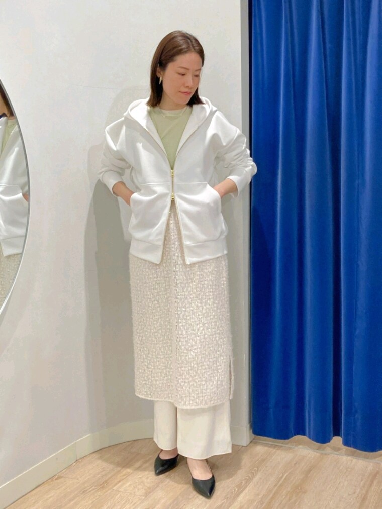 グリーン系のTシャツ/カットソー、ホワイト系のパーカー、ホワイト系のスカートを着用したレディースの春コーディネートの2枚目の写真