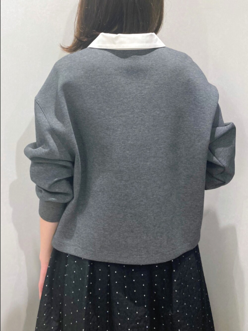 グレー系のTシャツ/カットソー、ブラック系のスカート、ブラック系のトートバッグを着用したレディースの秋コーディネートの8枚目の写真