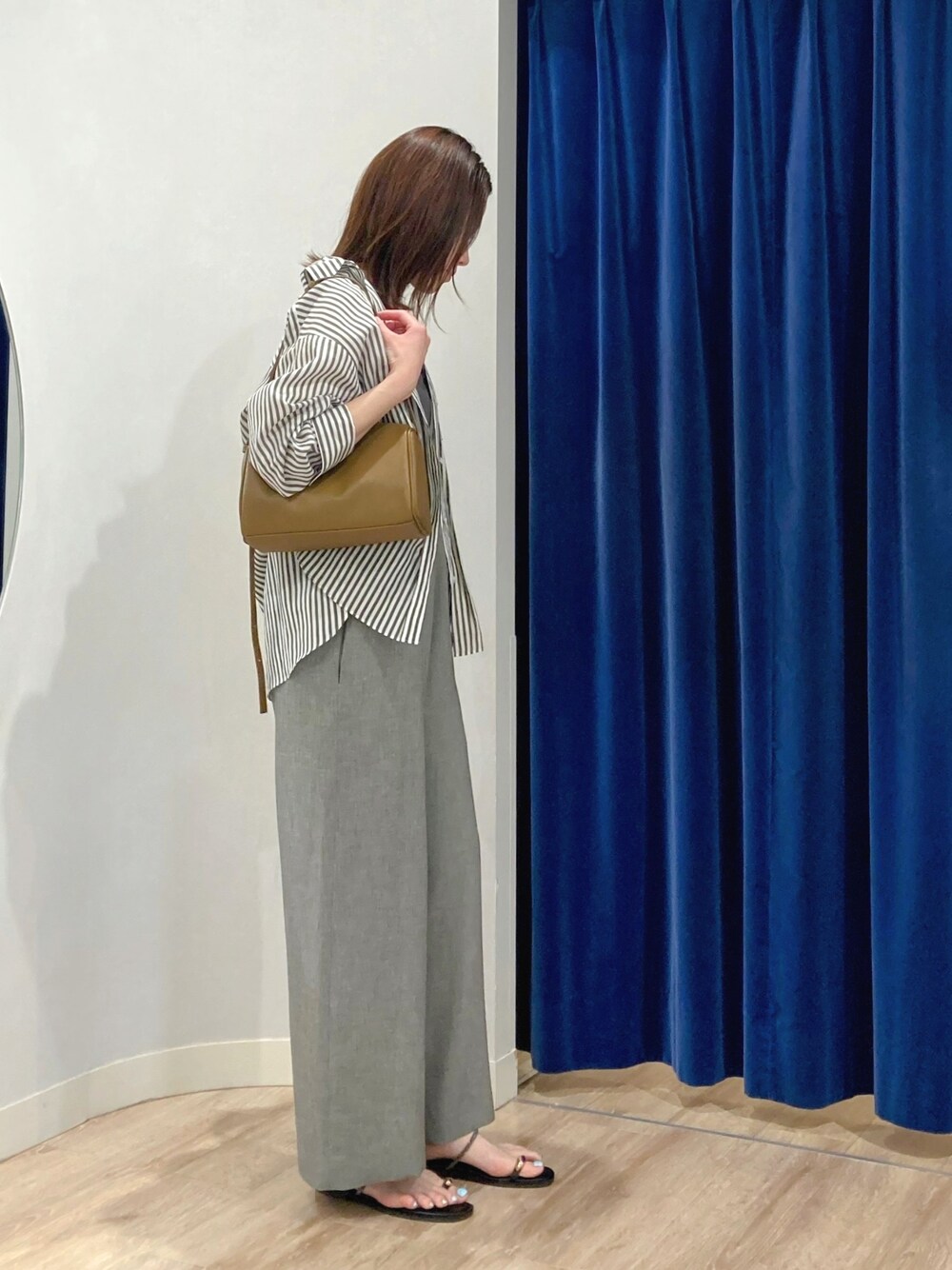 ブラウン系のシャツ/ブラウス、グレー系のつなぎ/オールインワン、ゴールド系のサンダルを着用したレディースの夏コーディネートの4枚目の写真