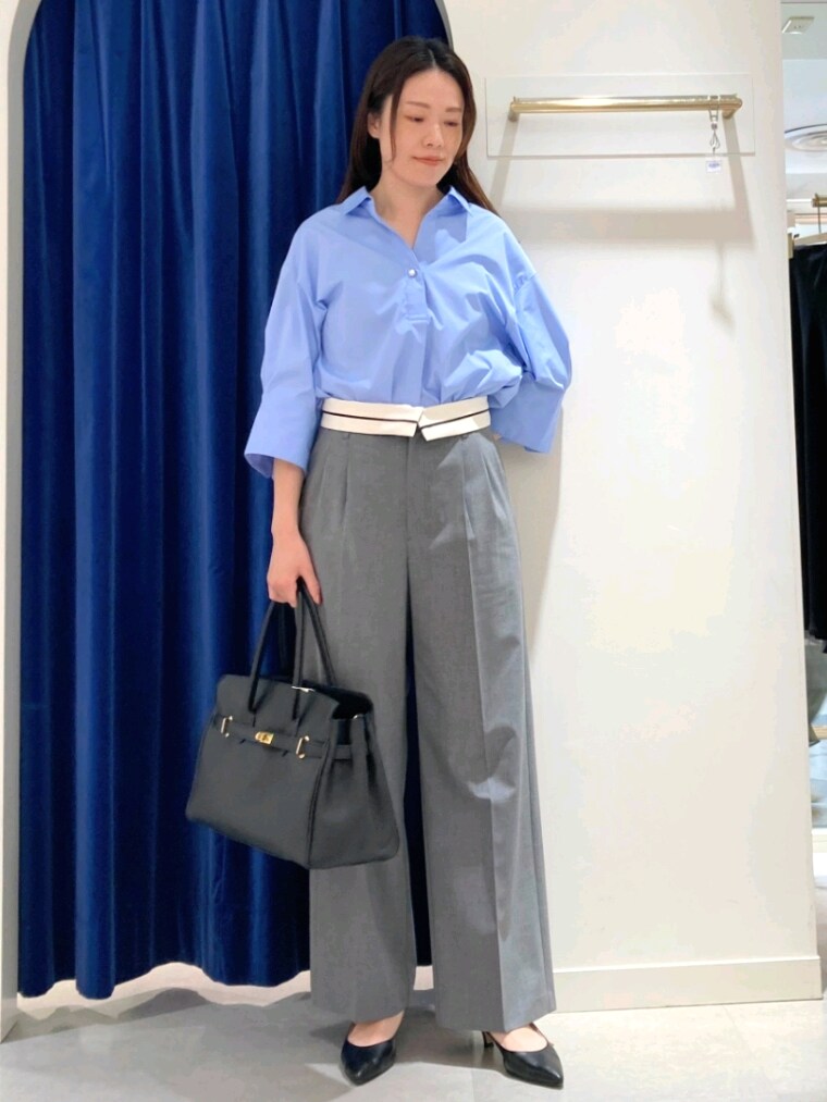 ブルー系のシャツ/ブラウス、グレー系のその他パンツ、ブラック系のショルダーバッグを着用したレディースの夏コーディネートの8枚目の写真