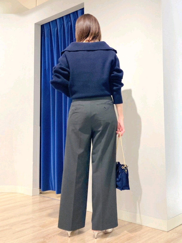 グレー系のその他パンツ、ブルー系のニット/セーター、ホワイト系のTシャツ/カットソーを着用したレディースの秋コーディネートの6枚目の写真