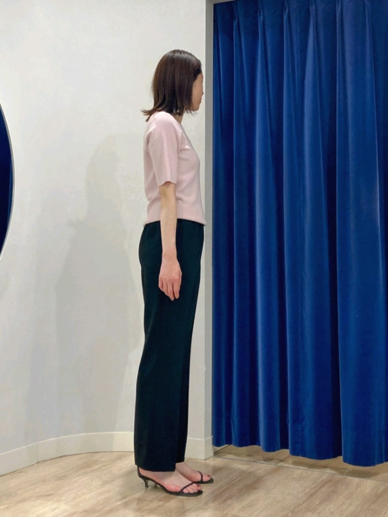 ブラック系のその他パンツ、グレー系のテーラードジャケット、ピンク系のニット/セーターを着用したレディースの春コーディネートの7枚目の写真