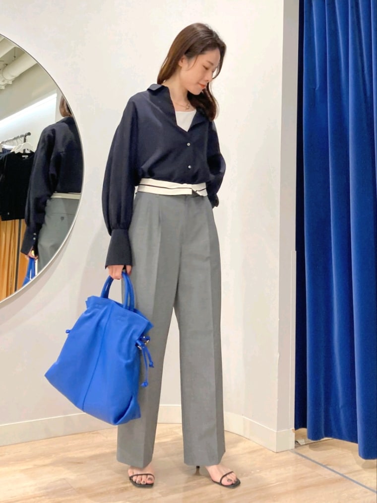 ブルー系のシャツ/ブラウス、ホワイト系のタンクトップ、ブルー系のショルダーバッグを着用したレディースの夏コーディネートの3枚目の写真